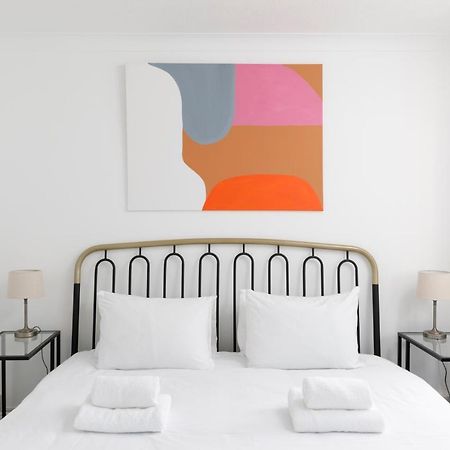 ברייטון Beachside Retreat 2-Bedroom Gem With Free Private Parking & Outdoor Space מראה חיצוני תמונה