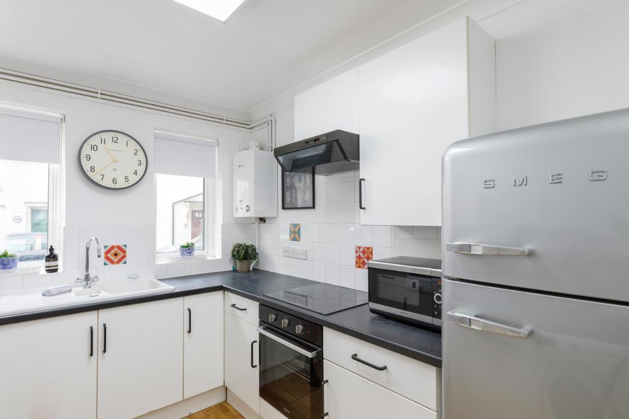 ברייטון Beachside Retreat 2-Bedroom Gem With Free Private Parking & Outdoor Space מראה חיצוני תמונה