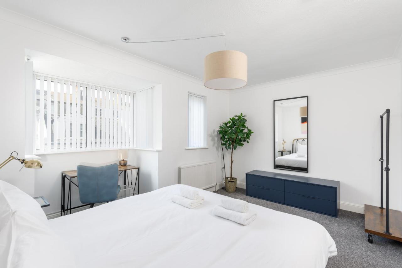 ברייטון Beachside Retreat 2-Bedroom Gem With Free Private Parking & Outdoor Space מראה חיצוני תמונה