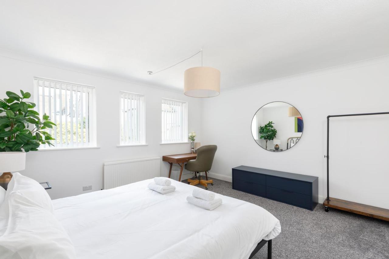 ברייטון Beachside Retreat 2-Bedroom Gem With Free Private Parking & Outdoor Space מראה חיצוני תמונה